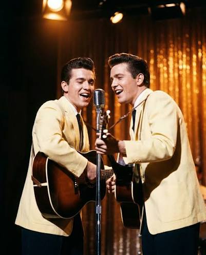 To rockabilly-musikere i matchende dressjakker